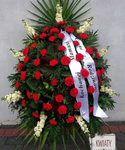Wieniec pogrzebowy z kwiatów i z szarfą