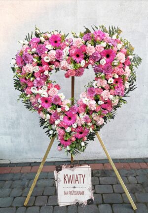 wieniec pogrzebowy w kształcie serca z różnymi kwiatami
