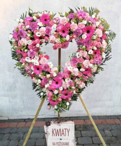 wieniec pogrzebowy w kształcie serca z różnymi kwiatami