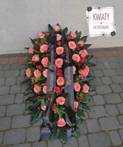 Wiązanka z naturalnych kwiatów na pogrzeb i szarfą