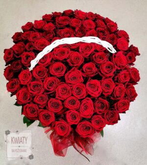 Kosz z czerwonych róż na pogrzeb