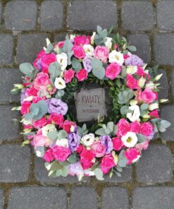 Wianek z naturalnych kwiatów pod urnę