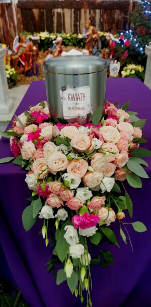 Wianek pod urnę z białych róż i innych kwiatów