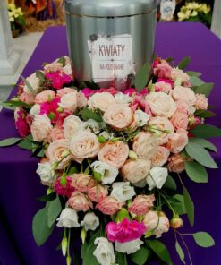 Wianek pod urnę z białych róż i innych kwiatów