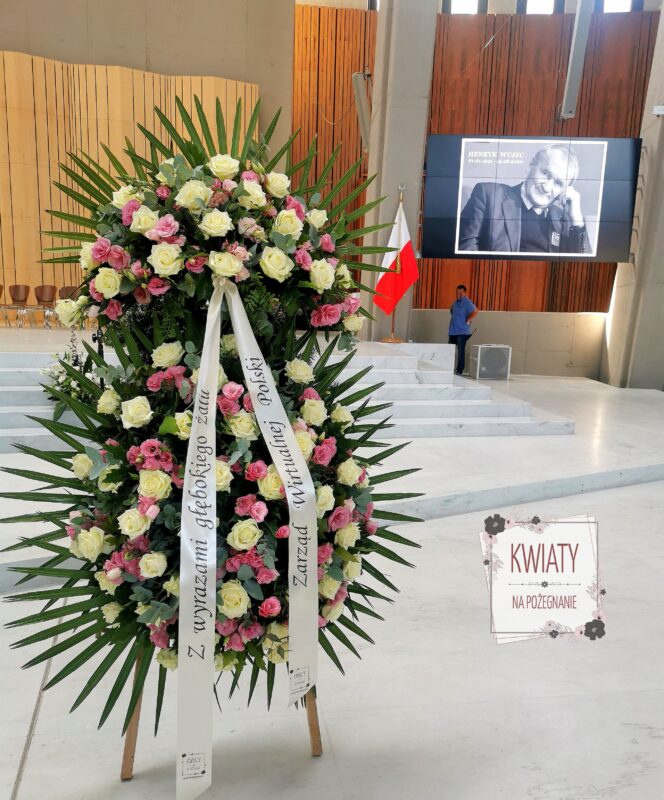 wieniec pogzrebowy duży z naturalnych kwiatów na pogrzeb henryka wujca