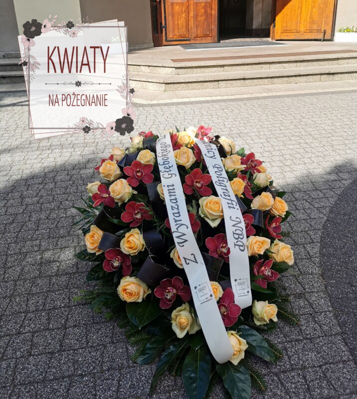 wiązanka z naturalnych kwiatów i szarfą pogrzebową