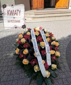 wiązanka z naturalnych kwiatów i szarfą pogrzebową